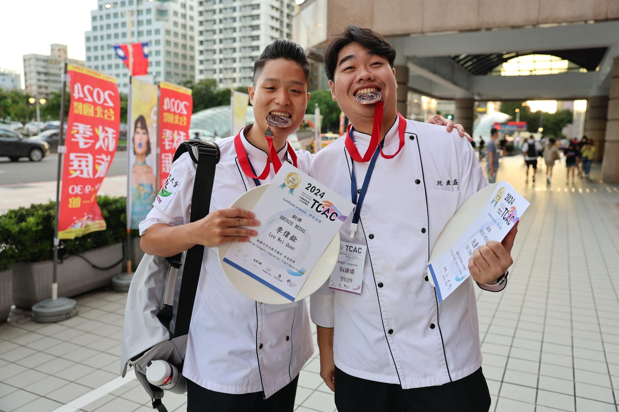 這是李偉銓，參與「2024TCAC台灣國際廚藝美食挑戰賽」，「現場中西式熱烹類別 素食料理」榮獲銅牌獎。